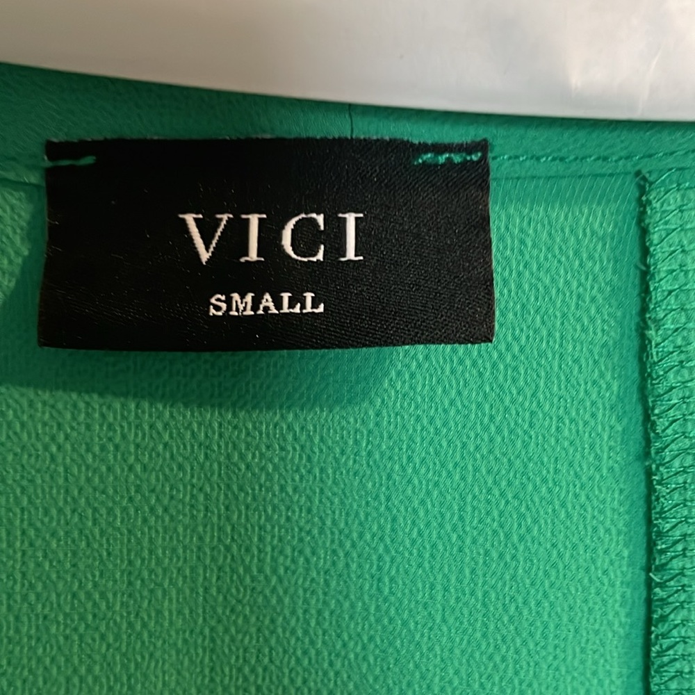 Vici Small green sleeveless top. Flowy! Longer in back. Drapes in back - Picture 4 of 5